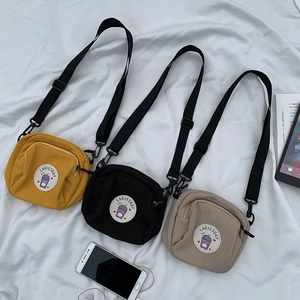Bolsos bandolera pequeños de lona en amarillo, negro y caqui con correas ajustables