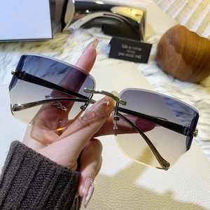 Lunettes de soleil oversize sans monture avec tête de léopard dorée et verres bleus