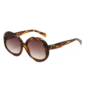 Retro oval tortoiseshell sunglasses with brown gradient lenses for a vintage fashion style
