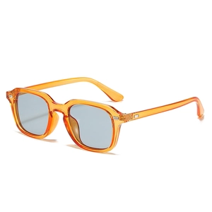 Lunettes de soleil carrées modernes avec monture orange transparente et verres teintés bleu clair