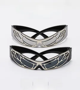 Detail einer futuristischen Schmetterlingsbrille mit silbernem Metallrahmen und verspiegelten Gläsern