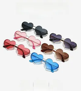 Détails de lunettes de soleil en forme de cœur en six couleurs avec monture métal