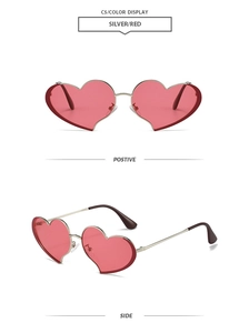 Vues de face et de profil de lunettes de soleil coeur en métal avec verres rouges et monture argent
