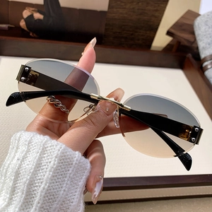 Fashionable rimless oval sunglasses with gradient lenses and gold metal frame for women