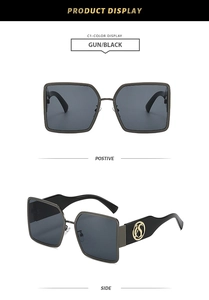 Details der quadratischen Gunmetal-Sonnenbrille mit goldenem Logo am Brillenbügel