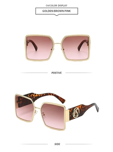 Detailansicht der quadratischen Metall-Sonnenbrille mit rosa Gläsern und Logo-Bügel