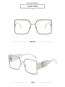 Detail der quadratischen silbernen Metall-Sonnenbrille mit Textur und weißen Bügeln