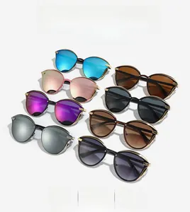 Vue détaillée de lunettes de soleil œil-de-chat élégantes aux verres colorés variés