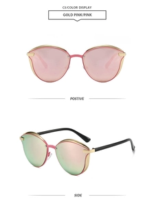 Vue détaillée des lunettes de soleil œil de chat rose doré avec monture en métal et branches noires