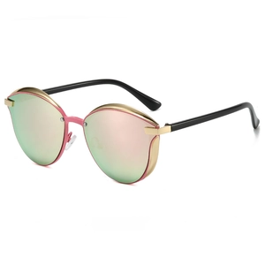 Lunettes de soleil œil de chat à monture rose, bordure dorée et verres dégradés