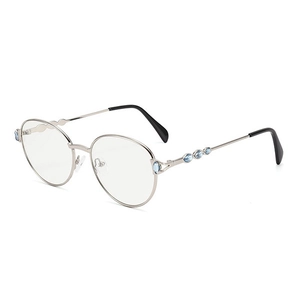 Lunettes de soleil ovales en métal argenté avec pierres bleu clair sur les branches