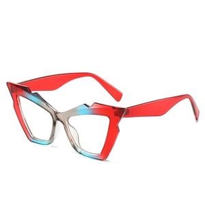 Occhiali da sole geometrici cat-eye con montatura trasparente sfumata rossa e blu