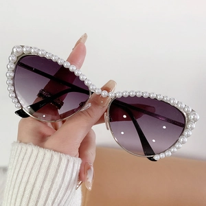 Fashion cat eye sunglasses with pearl trim and purple gradient lenses for women