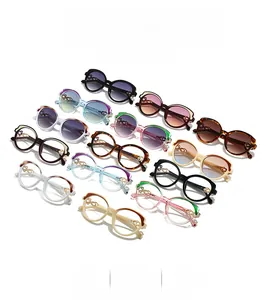 Matrice à plat de lunettes de soleil rétro rondes et œil-de-chat de diverses couleurs