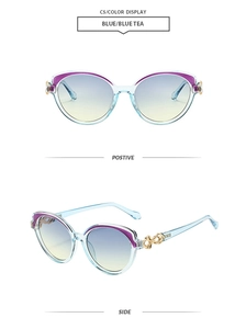 Détail de lunettes de soleil œil-de-chat avec monture bleue et détails infini dorés