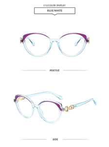 Détail de lunettes oeil de chat avec monture bleu clair et charnières infini dorées