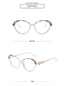Détail de lunettes de soleil blanches avec charnières dorées et accents marrons
