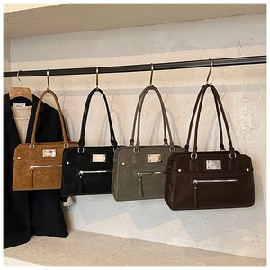 Série de sacs à bandoulière rétro mats en quatre couleurs sur un présentoir