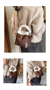 Détails du sac seau marron en peluche avec bordure en fourrure et fermoir doré