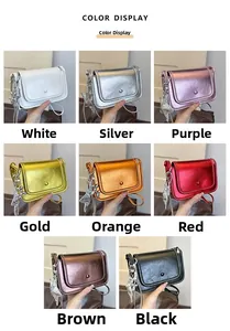 Display a colori di borse piccole squadrate in pelle metallizzata in otto colori moda