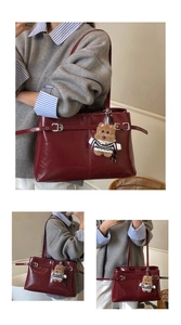 Détail du sac fourre fourre-tout bordeaux plissé avec texture brillante et charm d'ours