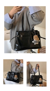 Détail du grand sac cabas noir brillant avec boucle argentée et breloque ours mignonne