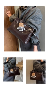 Détail du sac cabas en cuir ciré marron foncé avec boucle argentée et breloque ours