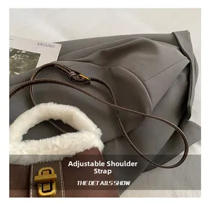 Détail du sac à main mat marron foncé avec bordure en peluche et fermoir doré