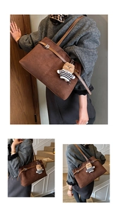Détail du grand sac cabas en daim marron foncé avec fine bandoulière et pendentif ours