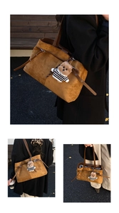 Grand sac cabas en daim marron avec un joli accessoire de charme en forme d'ours