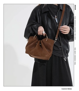 Vue détaillée du sac nuage froncé marron avec poignées métalliques et bandoulière sur mannequin