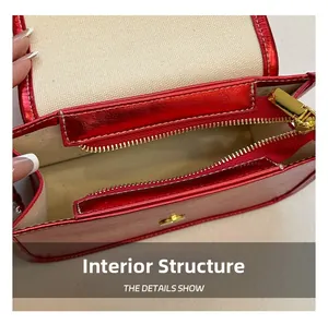 Interno della borsa rossa metallizzata con fodera in tela e tasca con cerniera