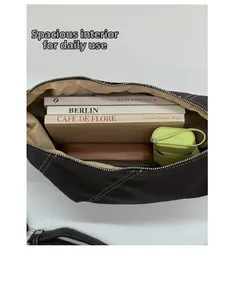 Vue de dessus de l'intérieur spacieux du sac en cuir marron avec livres et objets quotidiens
