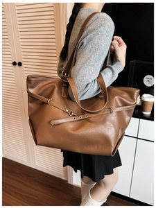 Dettaglio borsa tote vintage marrone con cinghie regolabili e trama in finta pelle opaca