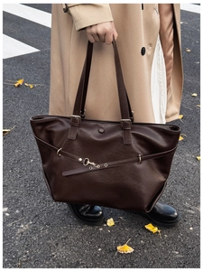 Dettaglio borsa tote marrone scuro in ecopelle con trama vintage e dettagli in metallo