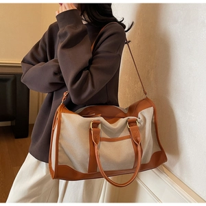 Sac fourre-tout en toile avec finitions en cuir porté pour illustrer sa capacité