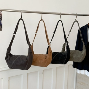 Sacs hobo minimalistes en quatre couleurs avec surpiqûres et bandoulières réglables