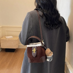 Sac seau en daim marron avec bordure en fausse fourrure blanche et ours en peluche