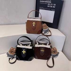 Trois sacs seau en daim avec bordure en fausse fourrure, fermoir doré et breloque ours
