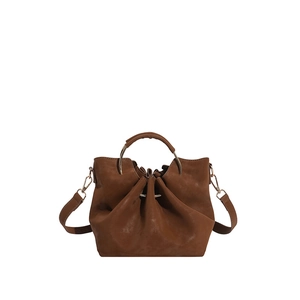 Sac seau marron foncé avec texture plissée et poignée élégante en anneau métallique