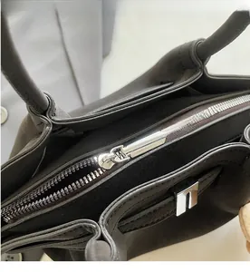 Detail eines glatten Metallreißverschlusses an einer Retro-Umhängetasche aus Wildleder