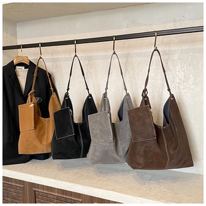 Vue détaillée de grands sacs fourre-tout en daim avec coutures contrastées et pochettes