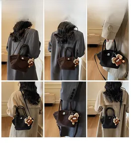 Collage von Vintage-Wildleder-Tote-Taschen in Schwarz und Dunkelbraun mit Umhängeband