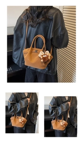 Braune Tasche aus Wildlederimitat mit plüschigem Monster-Anhänger und Metall-Drehverschluss