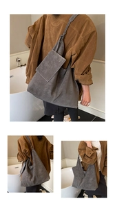 Détails du grand sac cabas en daim gris avec surpiqûres et poche frontale