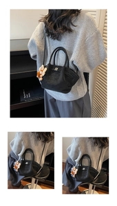Detail der Vintage-Wildleder-Hobo-Tasche mit Silberschnallen und Plüschtier-Anhänger