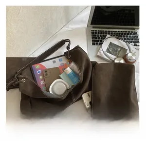 Vue détaillée de la grande capacité du sac fourre-tout en daim marron avec accessoires