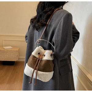 Détail du sac seau d'hiver avec patchwork en peau de mouton et fermeture à cordon