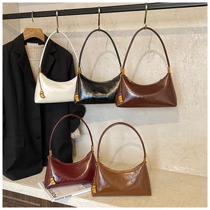 Détails des sacs demi-lune en cinq couleurs, finition brillante et pendentif en métal