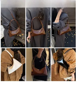 Sacs demi-lune chics en marron, blanc et noir avec des détails de boucle en métal
